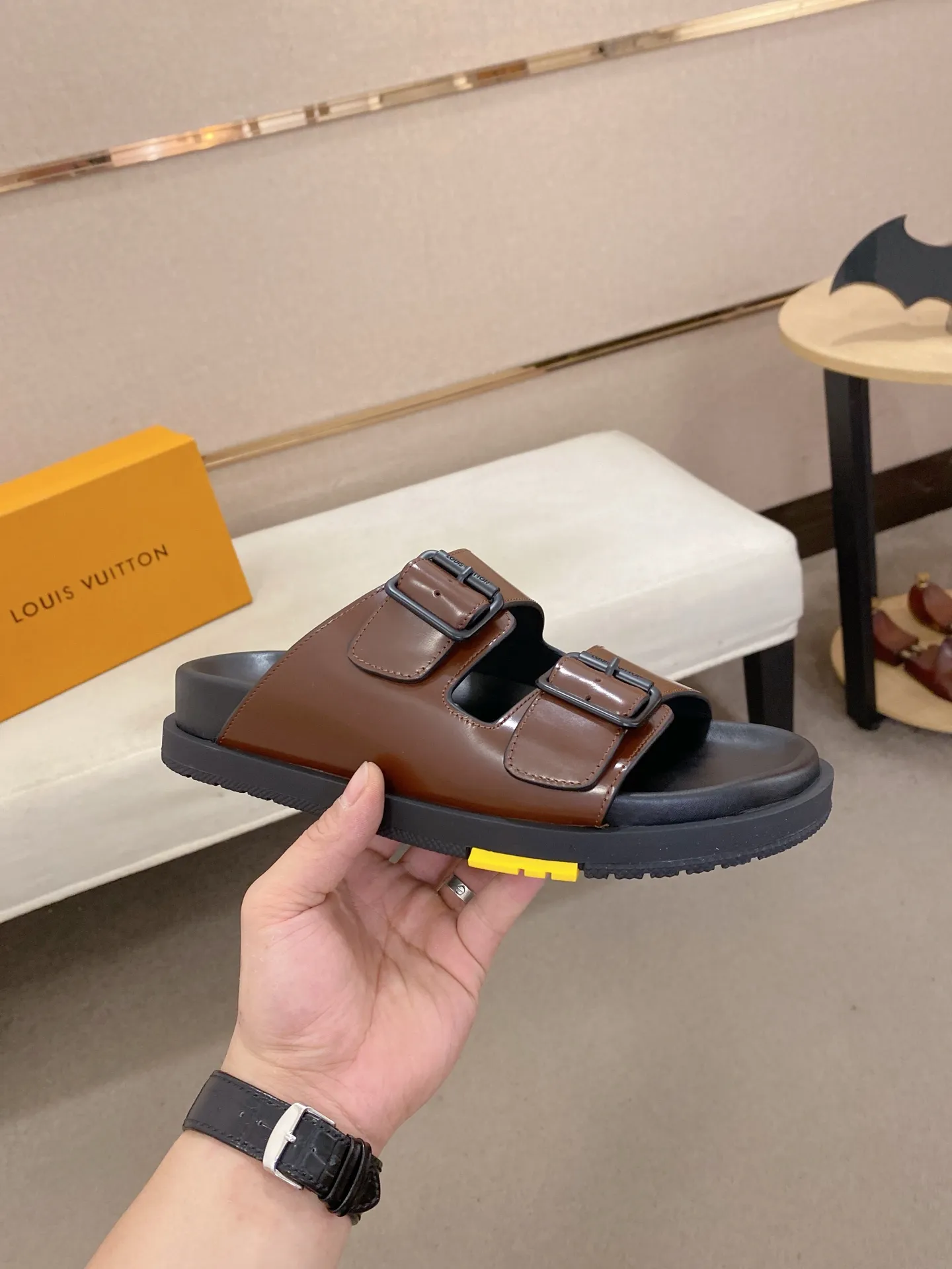 Factory price: 420💰Made by LV🔍Top purchasing agent. Men's spring and summer slippers are available at the same counter. The uppers are made of cowhide imported from Italy. High-quality craftsmanship, soles: original soles specially provided by the original factory, exclusive movable molded soles are super comfortable, original factory follow-up goods, 🔍🔍high quality, can be entered and exited the counter at will, welcome to compare, code number 38-44. Can be customized45